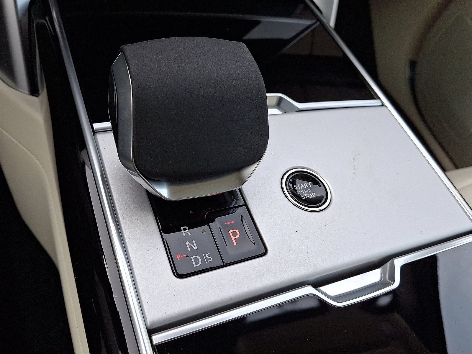 New 2026 Land Rover Range Rover Long Wheelbase SE image 10