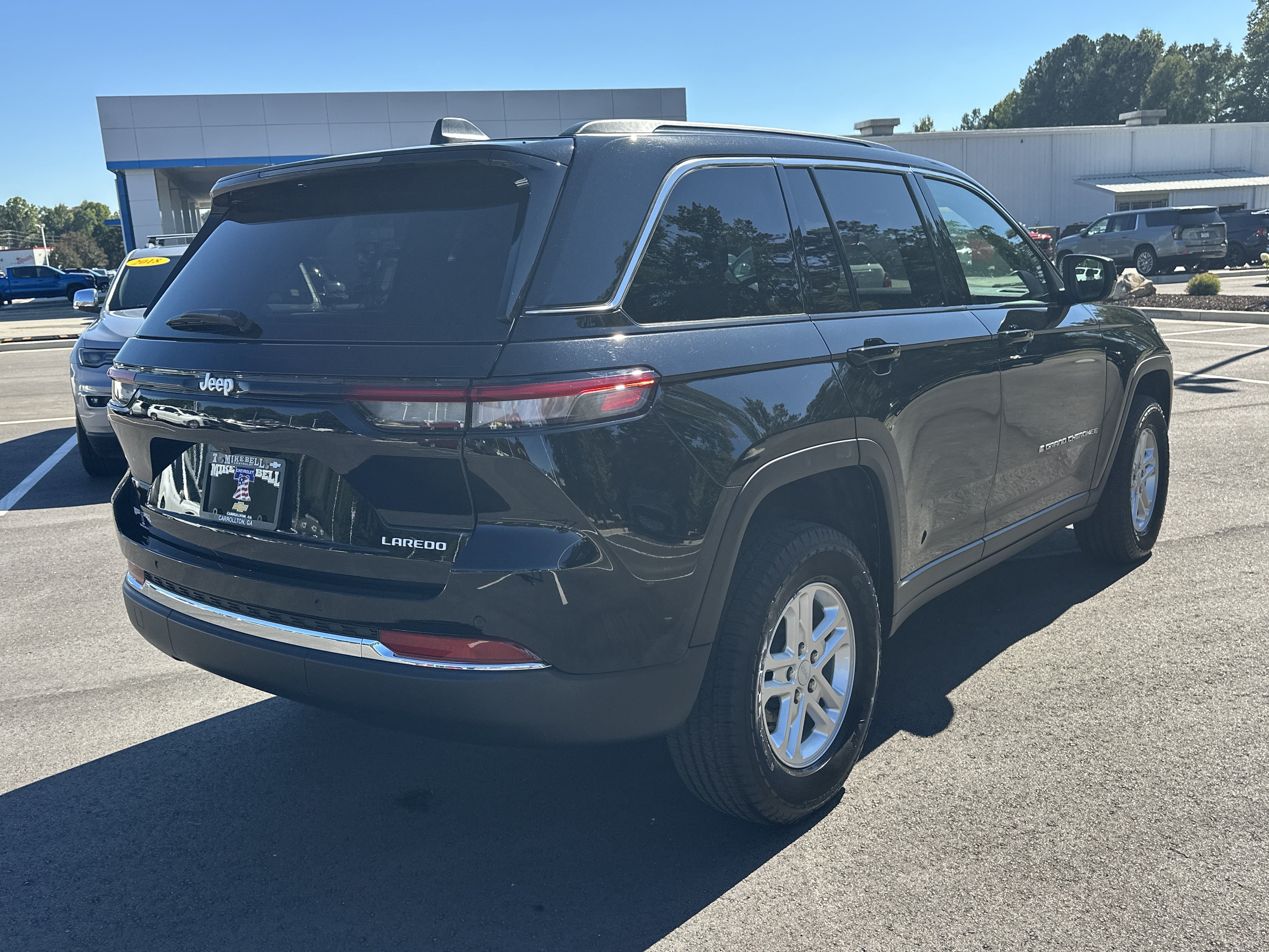 Used 2025 Jeep Grand Cherokee Laredo w/ Luxury Tech Group I RWD image 8