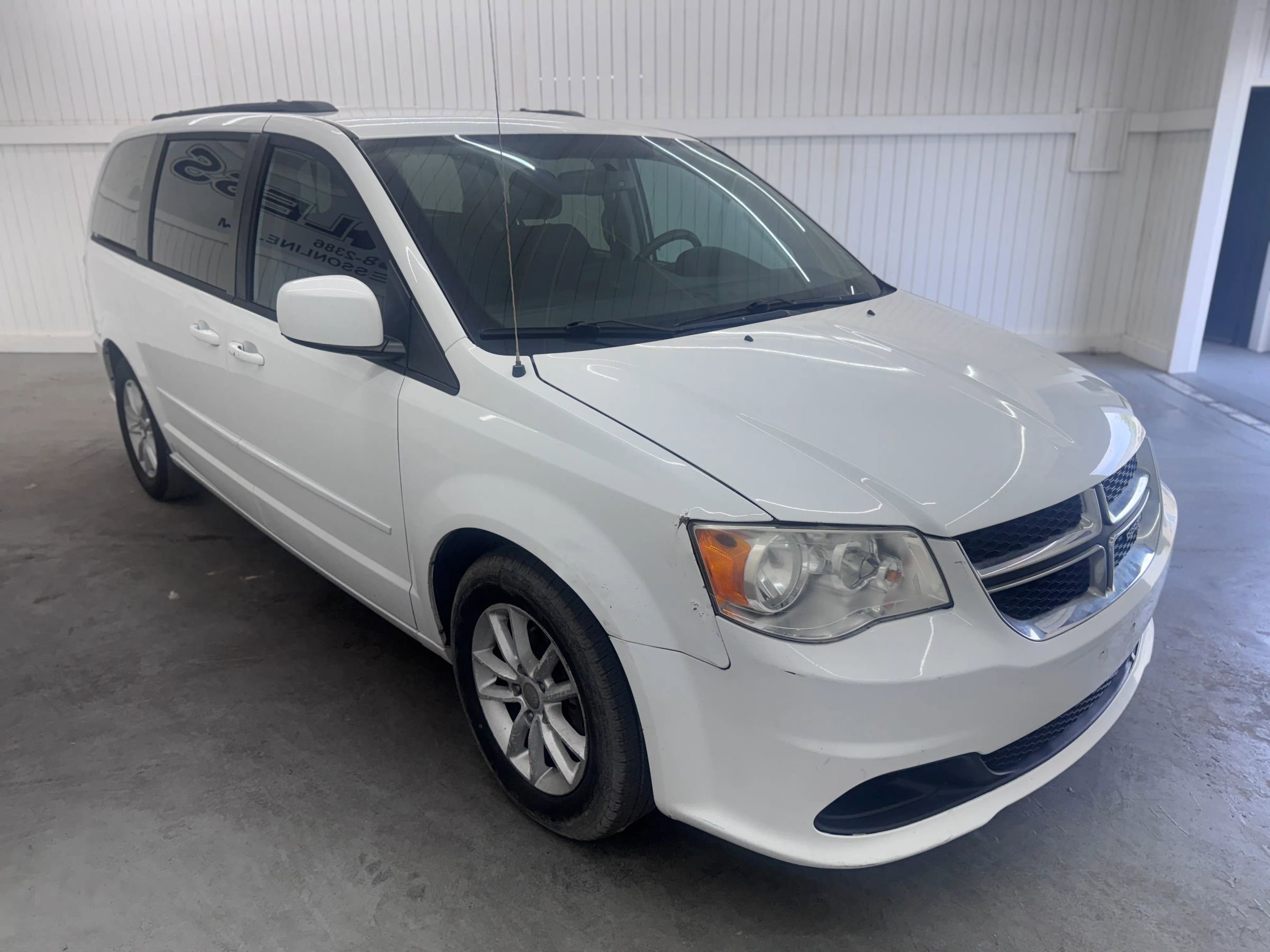 Used 2013 Dodge Grand Caravan SXT w/ UConnect Hands-Free Group image 3