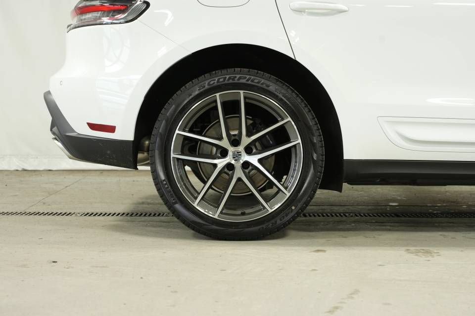 Certified 2026 Porsche Macan AWD/4WD image 39