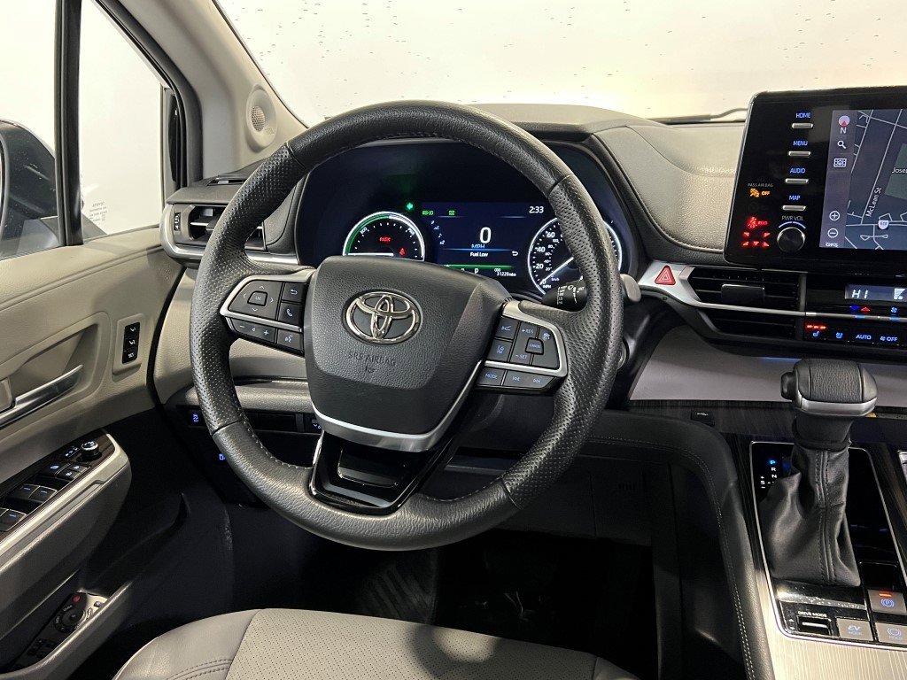 Used 2023 Toyota Sienna Limited image 23