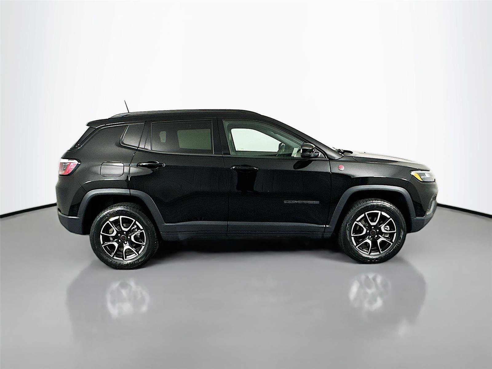 Used 2025 Jeep Compass Trailhawk AWD/4WD image 15