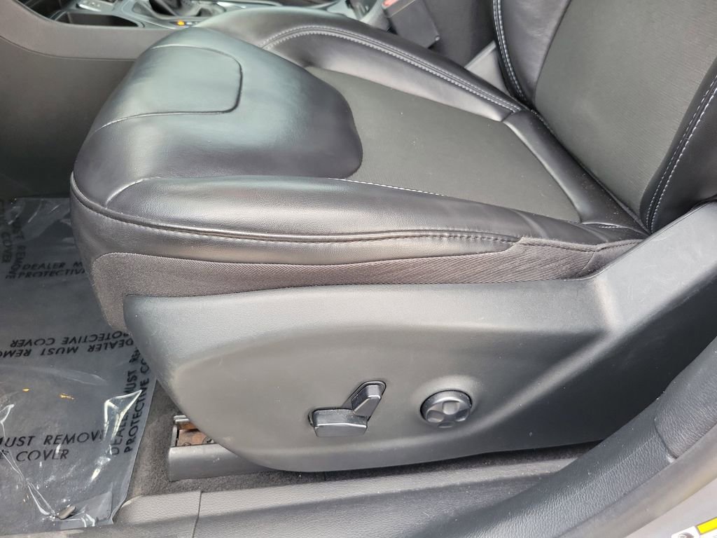 Used 2020 Jeep Cherokee Latitude Plus FWD image 18