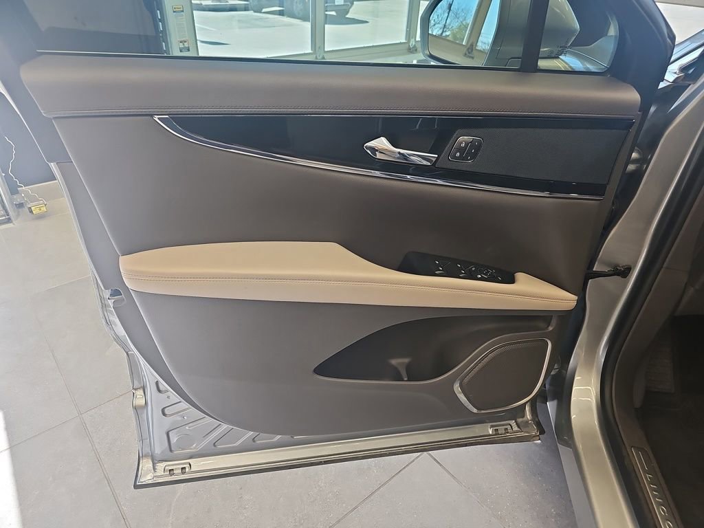 Used 2023 Lincoln Nautilus AWD image 11