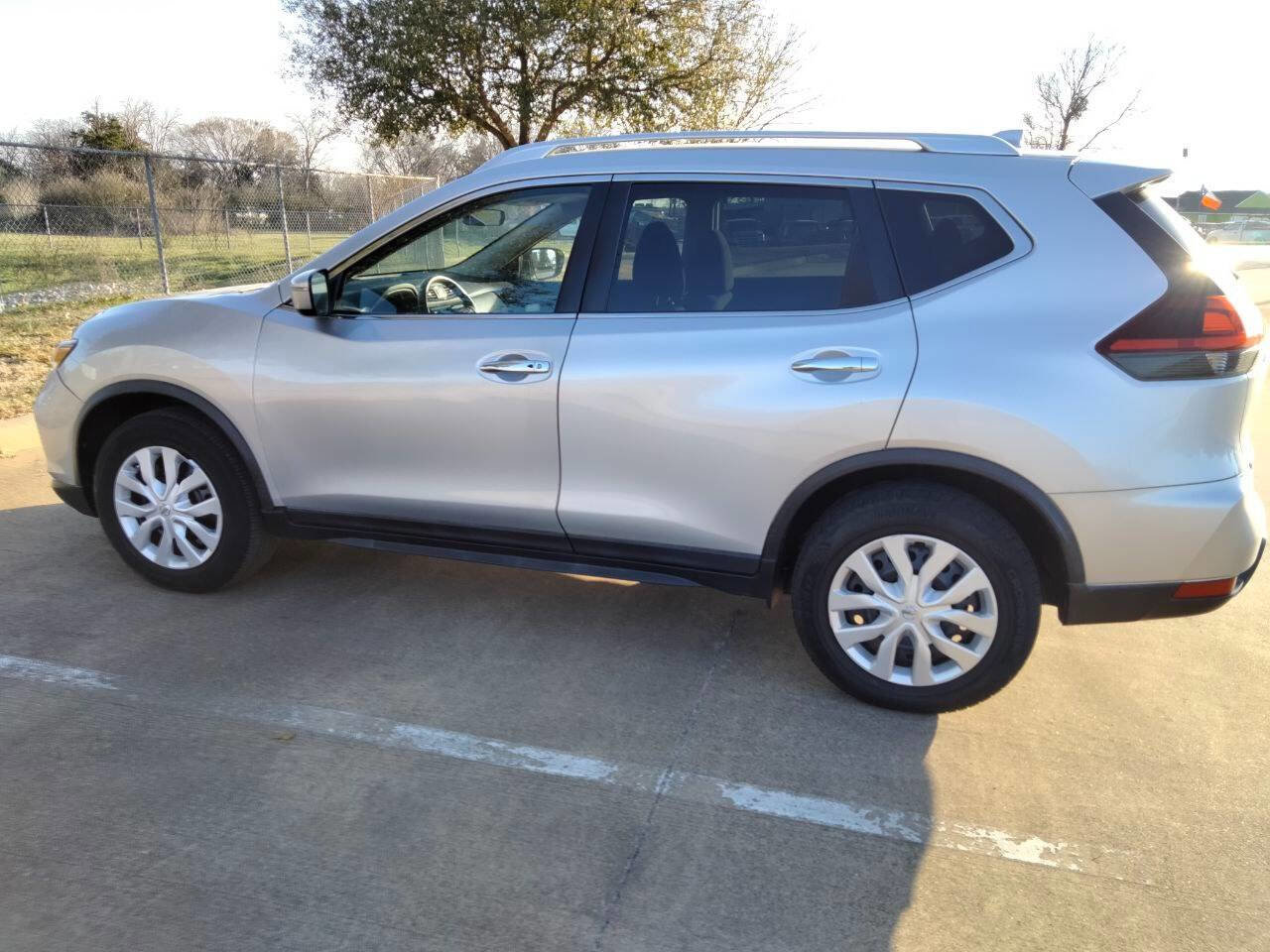Used 2018 Nissan Rogue SV image 8