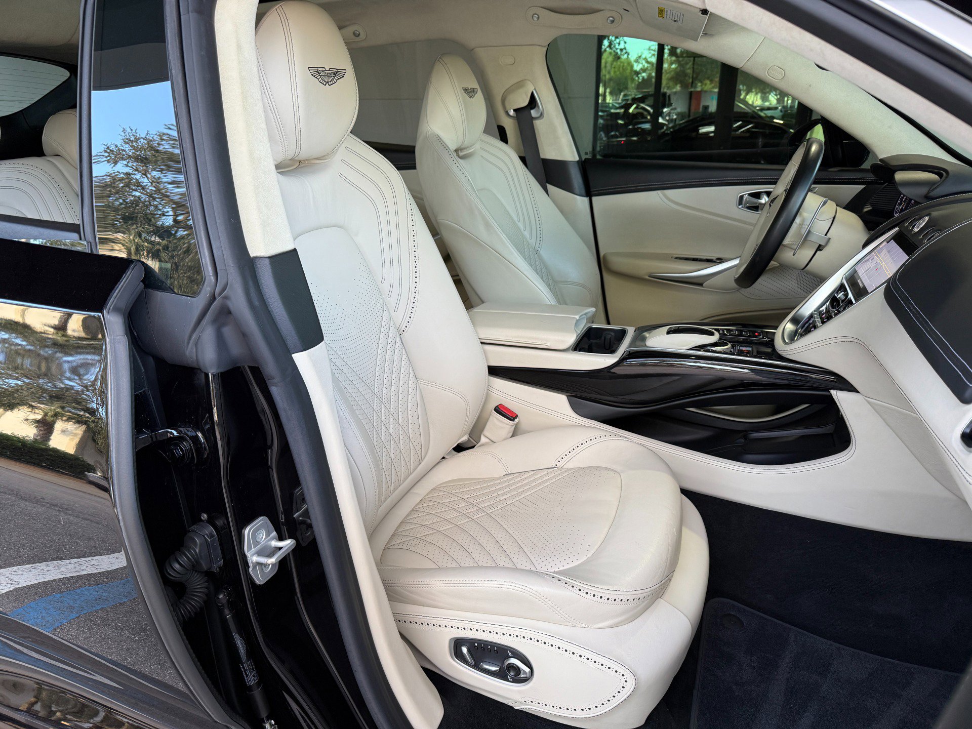 Used 2021 Aston Martin DBX image 32