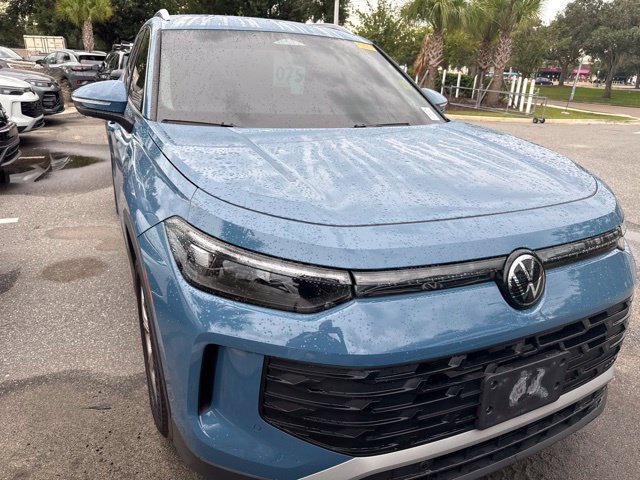 Used 2025 Volkswagen Tiguan SE FWD image 3