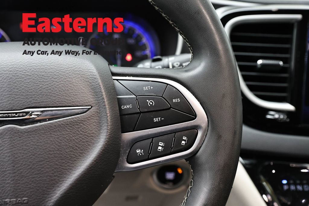 Used 2023 Chrysler Pacifica Touring-L FWD image 16