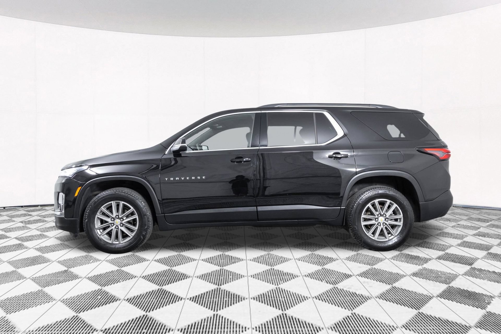 Used 2023 Chevrolet Traverse LT FWD image 14