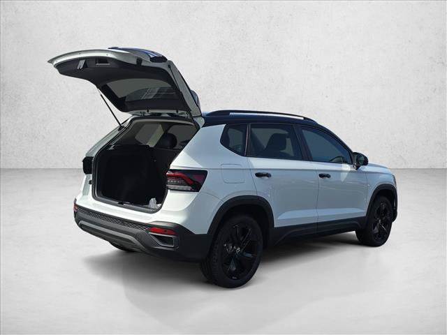 Used 2026 Volkswagen Taos SE FWD image 2