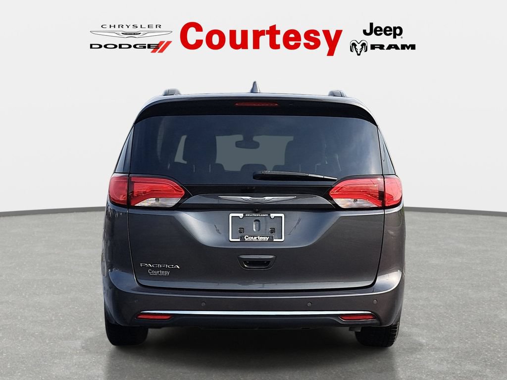 Used 2017 Chrysler Pacifica Touring-L FWD image 5