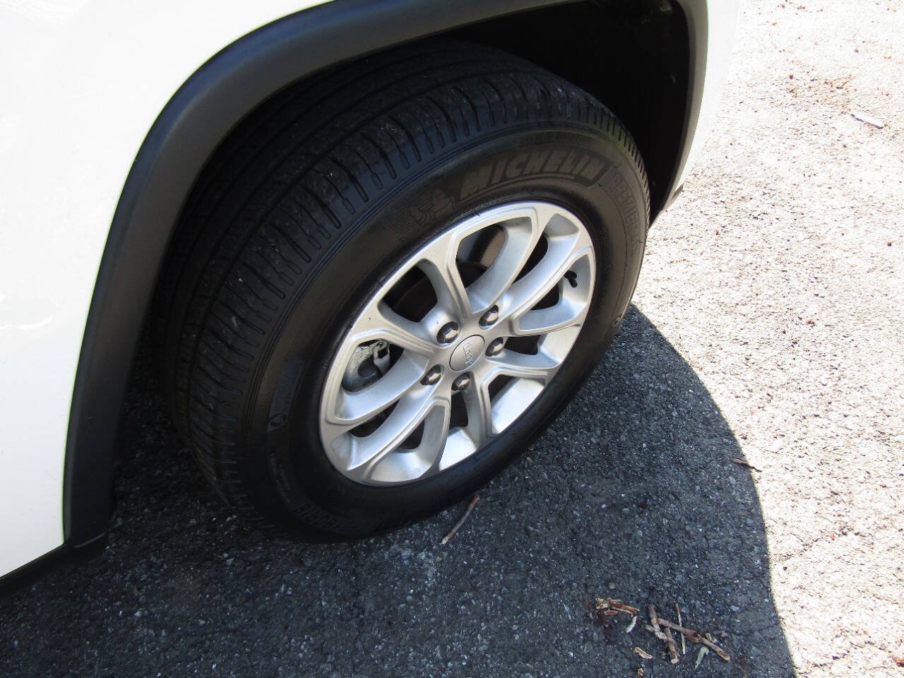 Used 2021 Jeep Grand Cherokee Laredo AWD/4WD image 36