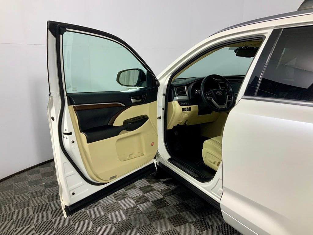 Used 2016 Toyota Highlander Limited Platinum image 15