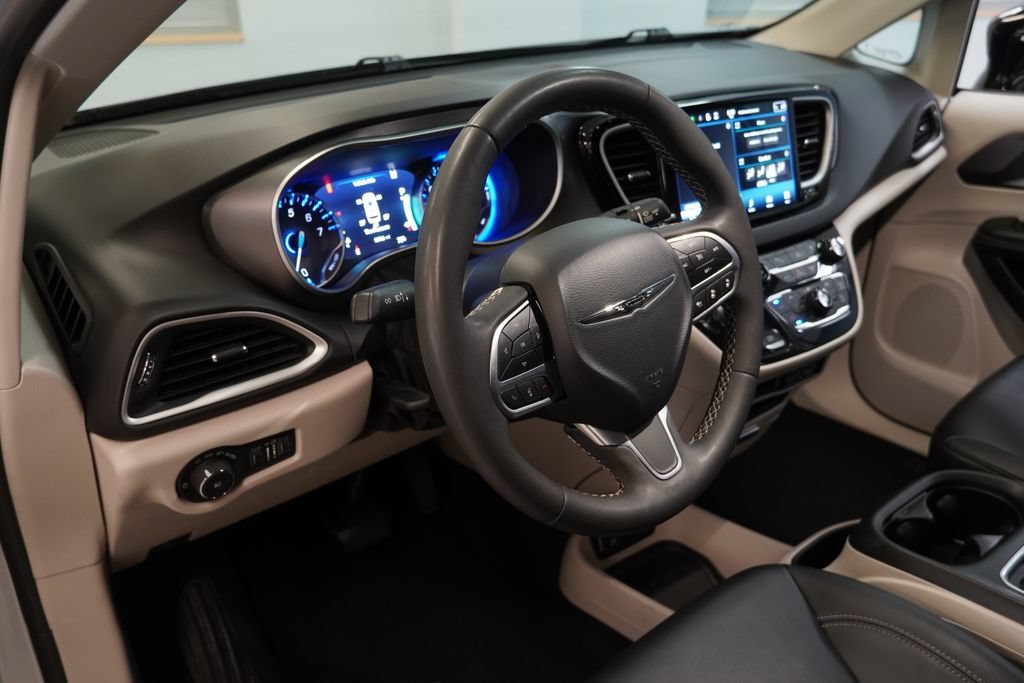 Used 2024 Chrysler Pacifica Touring-L FWD image 6