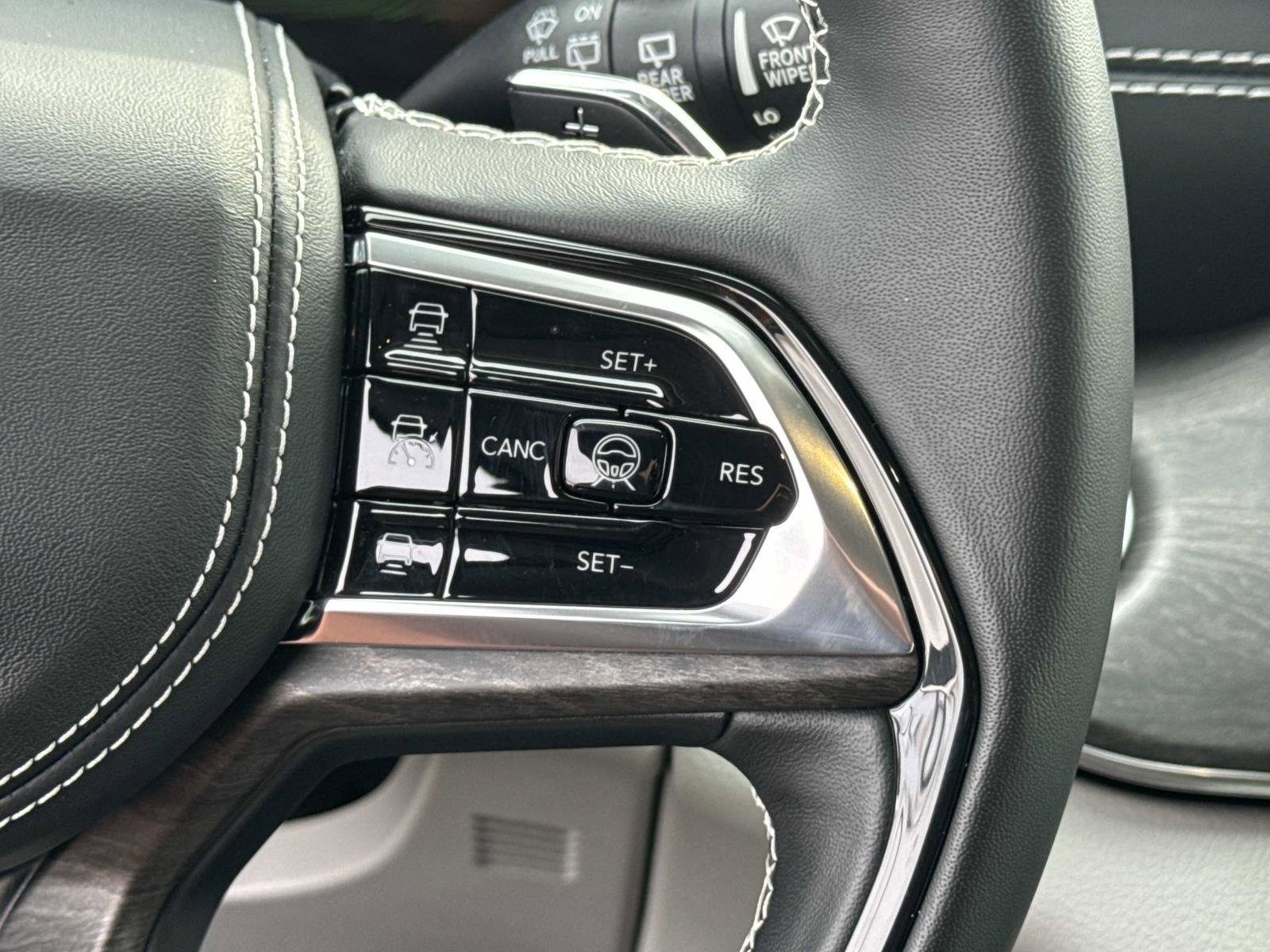 Used 2022 Jeep Grand Cherokee Overland w/ Advanced Protech Group III image 7