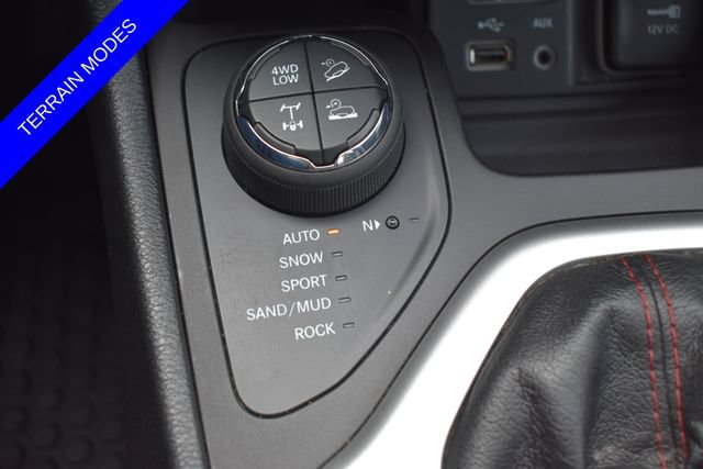 Used 2017 Jeep Cherokee Trailhawk w/ Comfort & Convenience Group AWD/4WD image 9