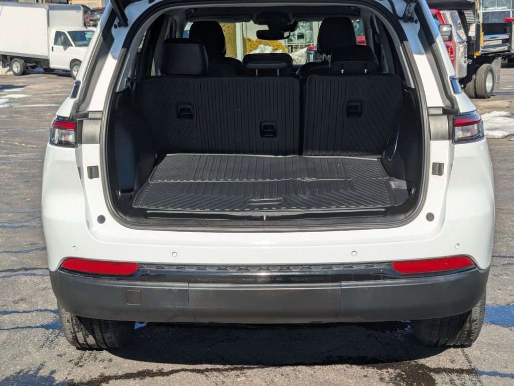 Used 2023 Jeep Grand Cherokee Limited w/ Black Appearance Package image 31