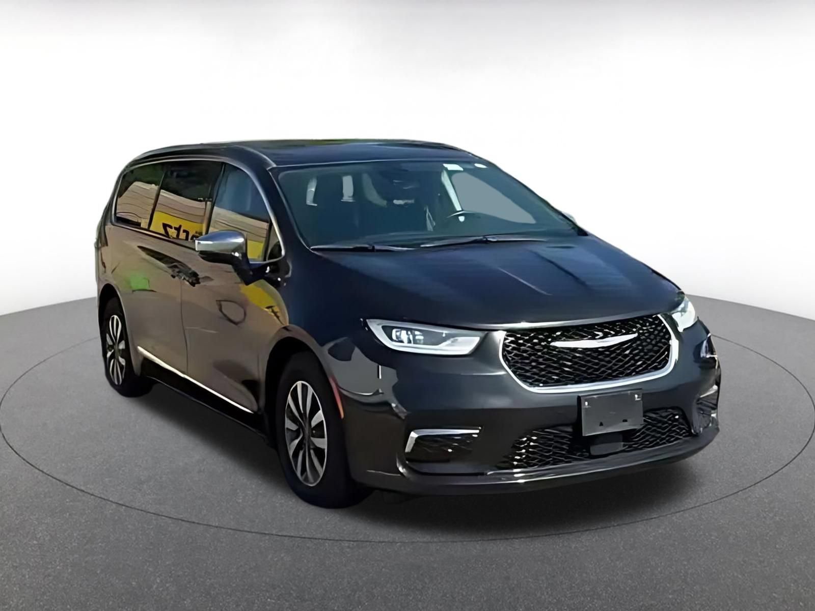 Used 2023 Chrysler Pacifica Limited FWD image 4