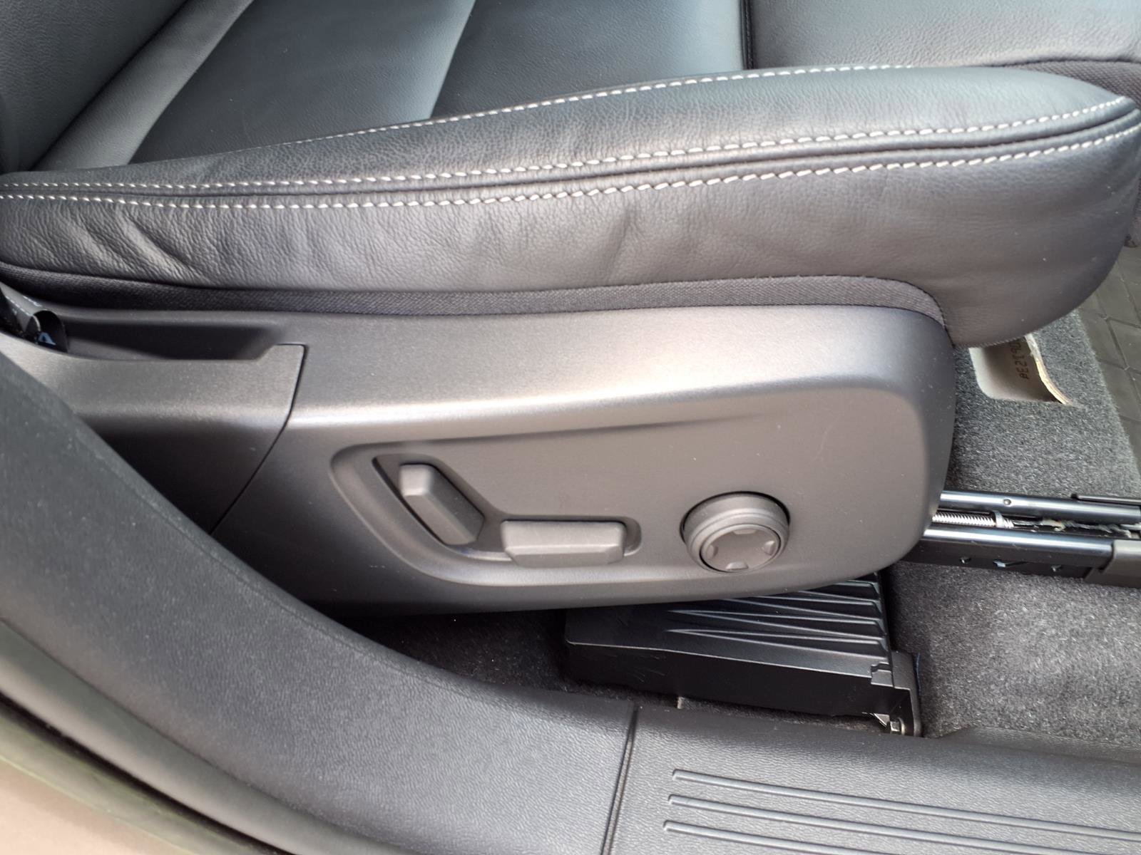 Certified 2023 Volvo XC40 B5 Plus w/ Driver Assist Package AWD/4WD image 12