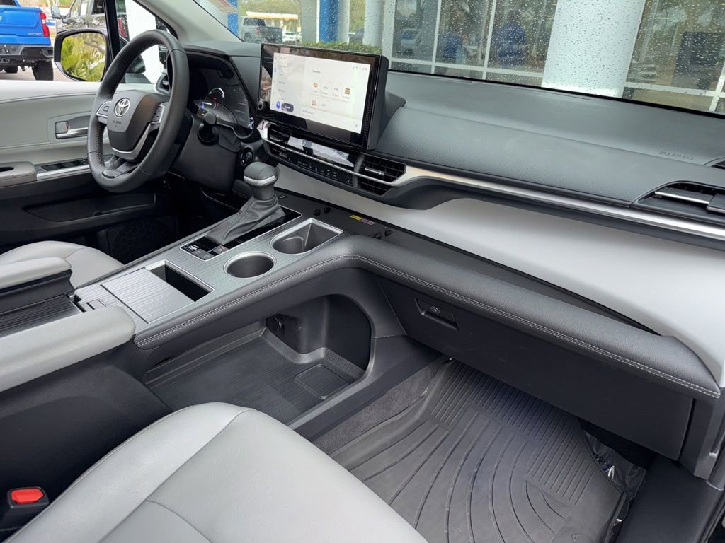 Used 2025 Toyota Sienna XLE image 17