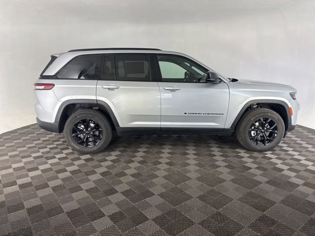 Used 2025 Jeep Grand Cherokee Altitude AWD/4WD image 5