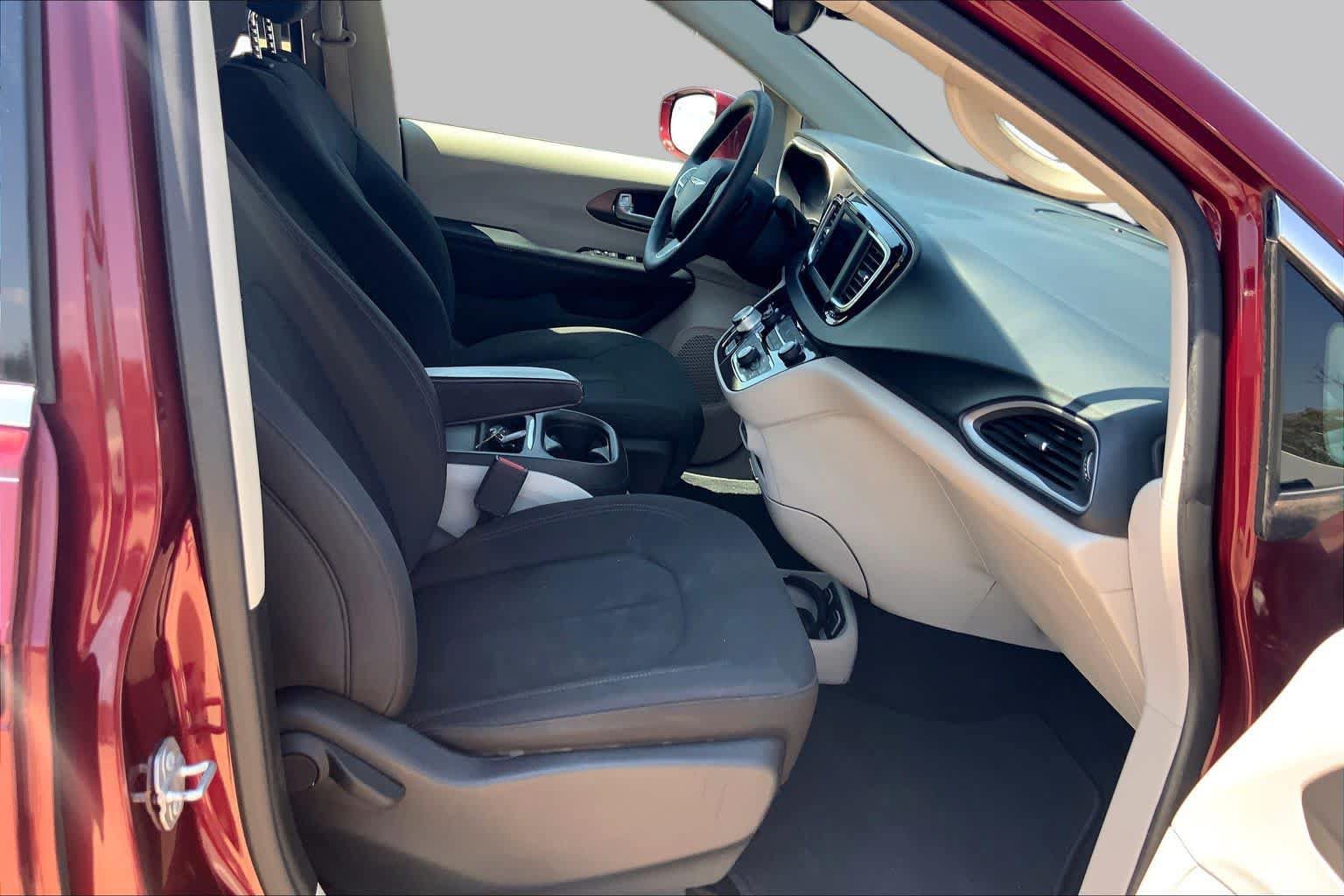 Used 2018 Chrysler Pacifica Touring Plus w/ Tire & Wheel Group FWD image 9