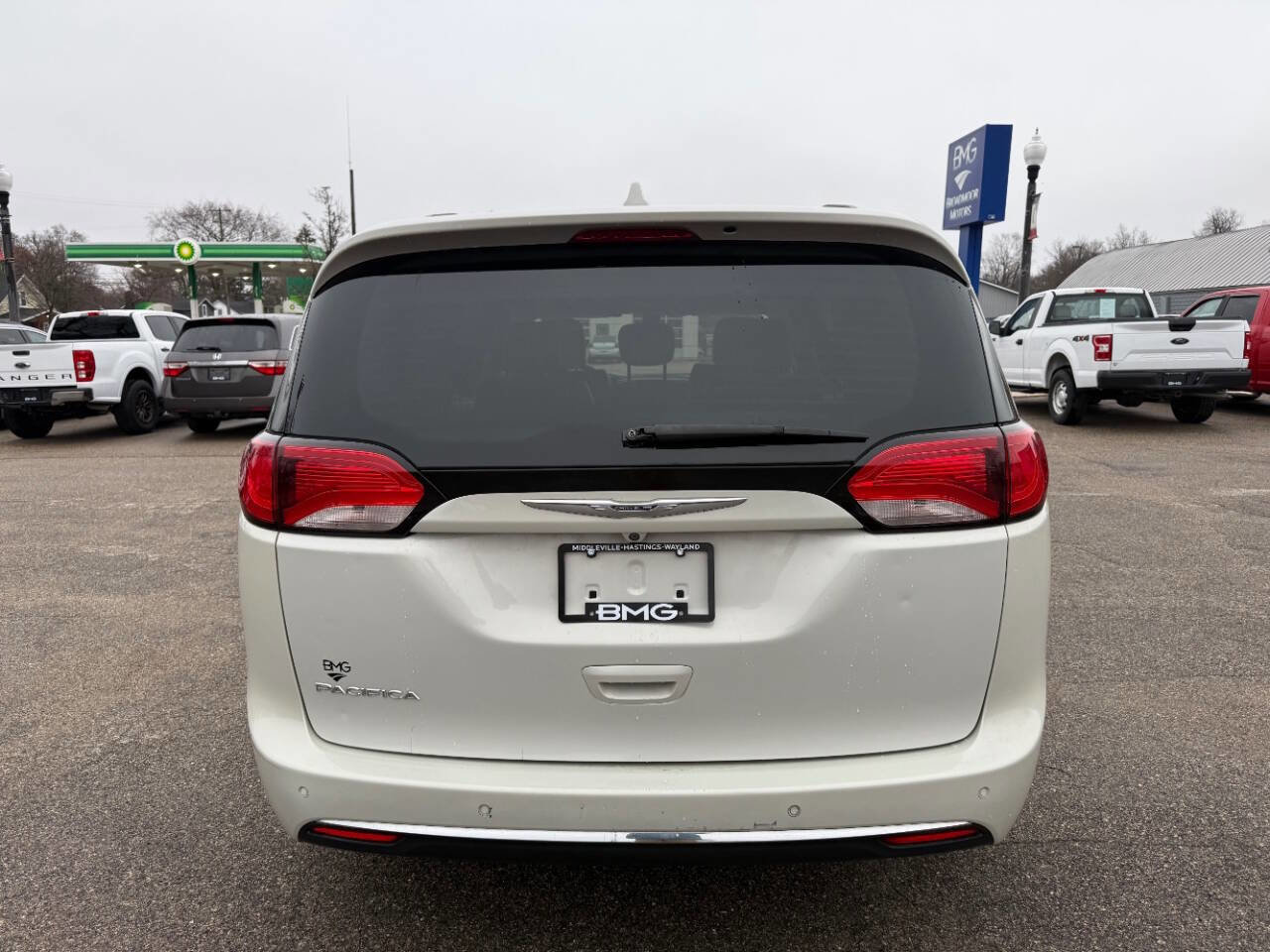 Used 2017 Chrysler Pacifica Touring-L FWD image 4