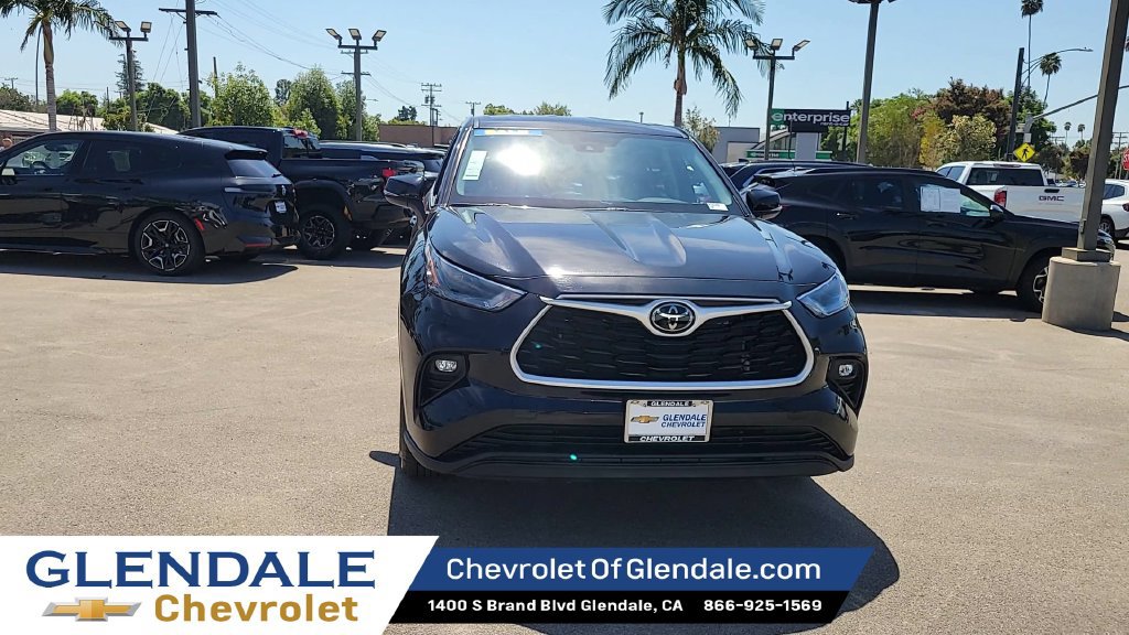 Used 2024 Toyota Highlander LE AWD/4WD image 3