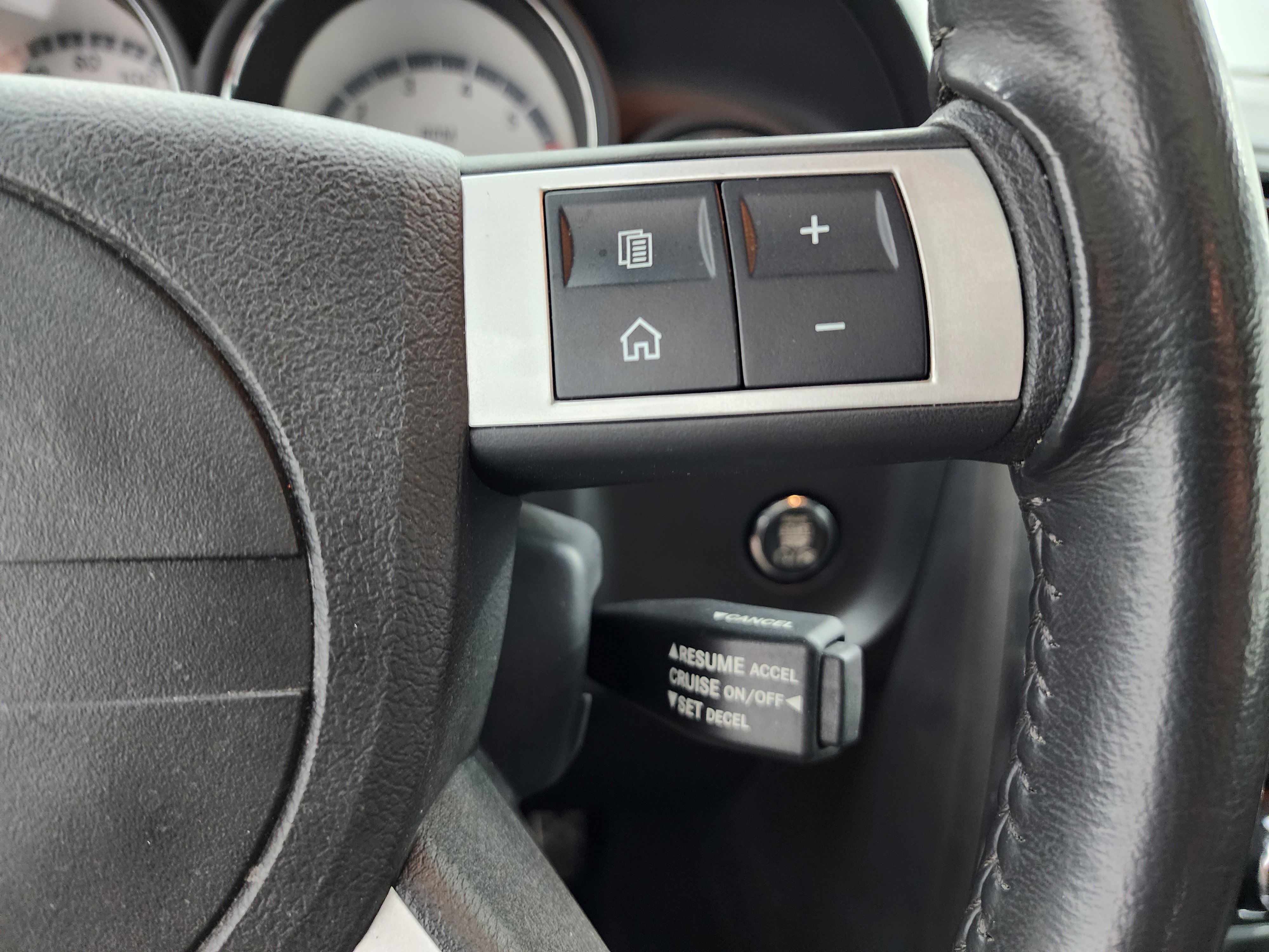 Used 2010 Dodge Challenger R/T RWD image 39