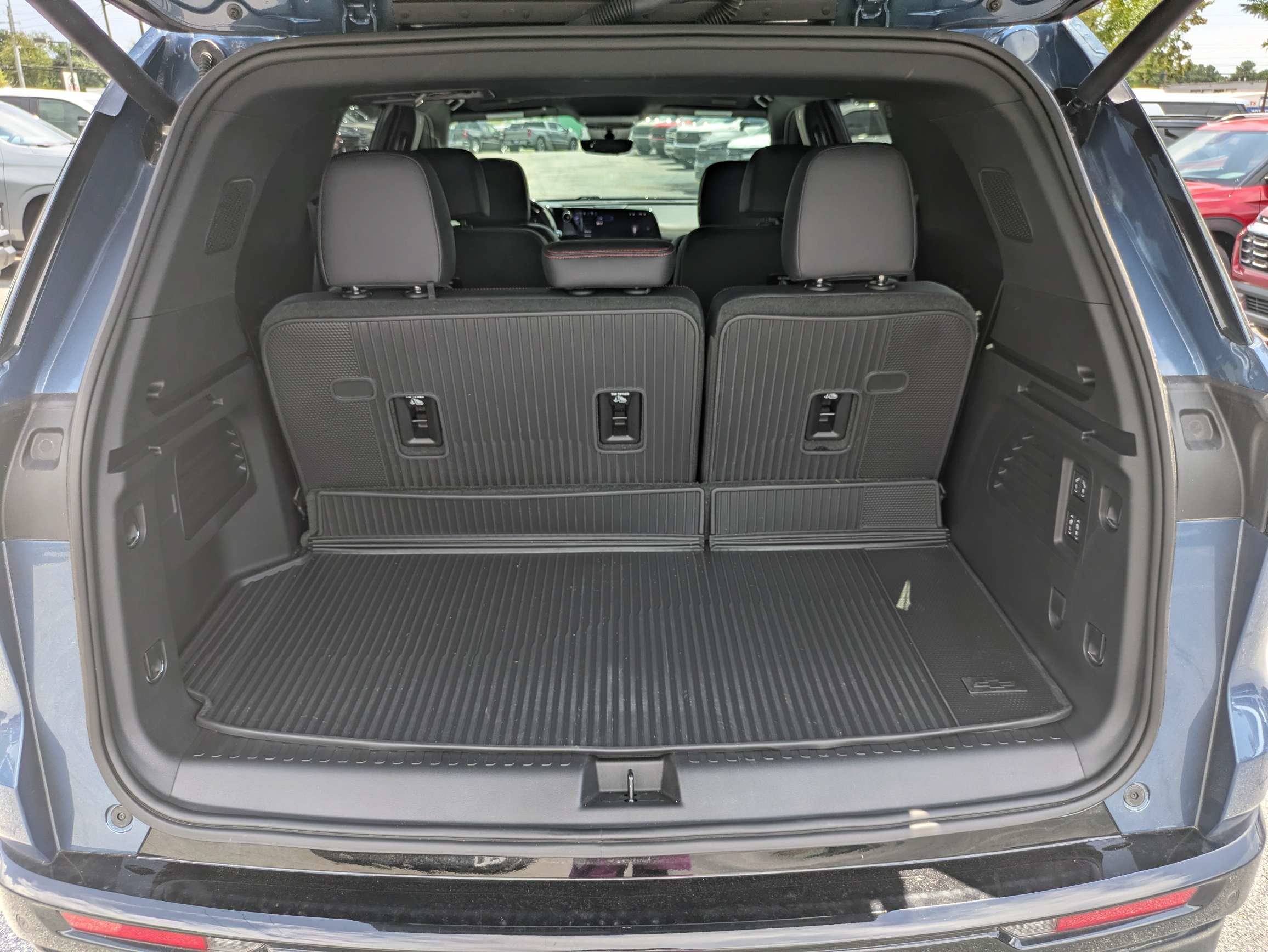 Used 2026 Chevrolet Traverse RS FWD image 13