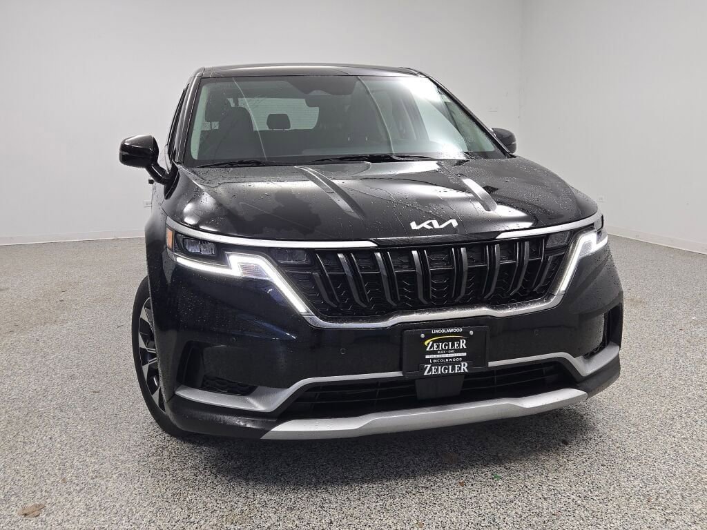 Used 2024 Kia Carnival EX image 5