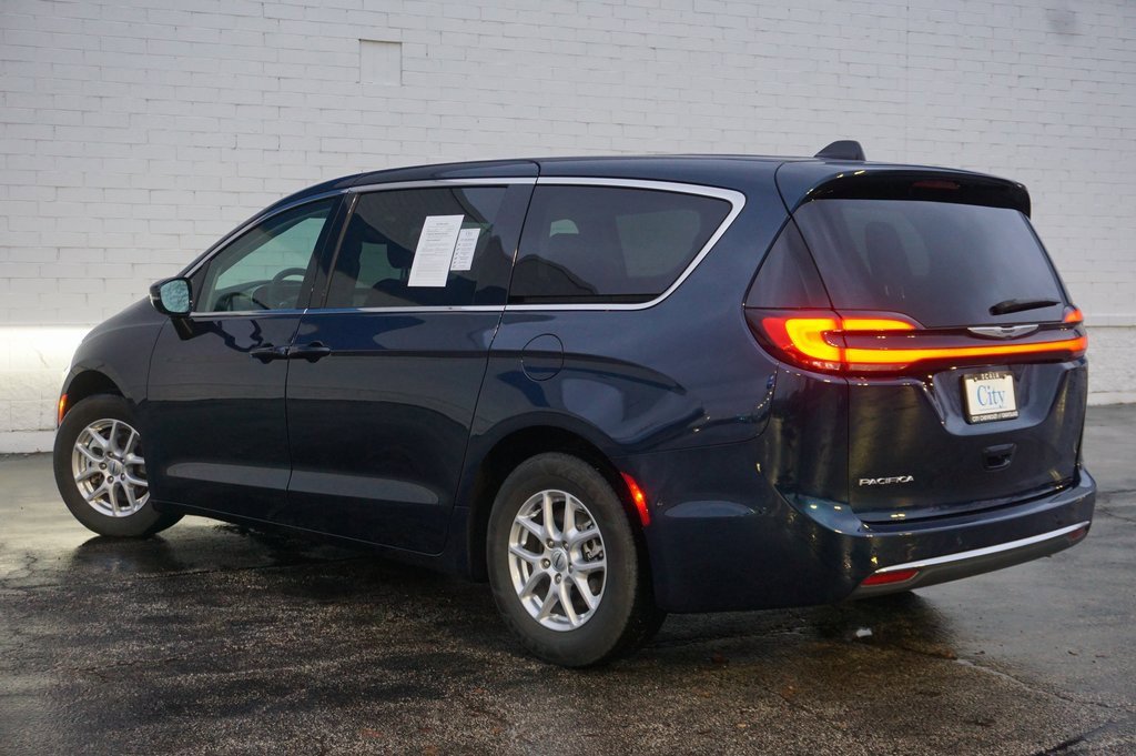 Used 2024 Chrysler Pacifica Touring-L image 8