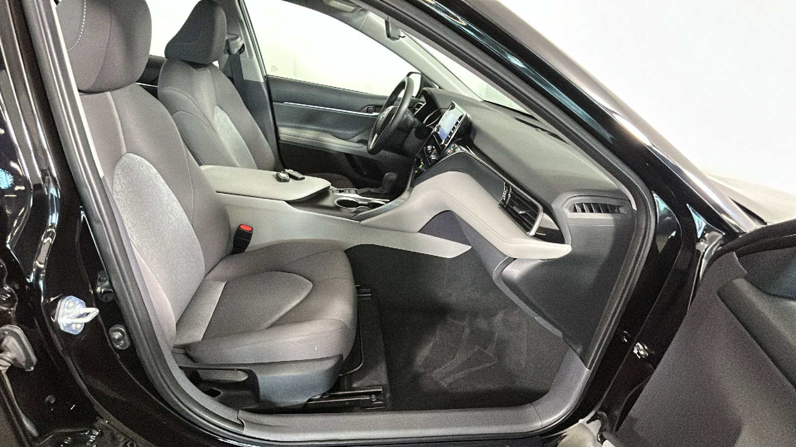 Used 2023 Toyota Camry LE FWD image 30