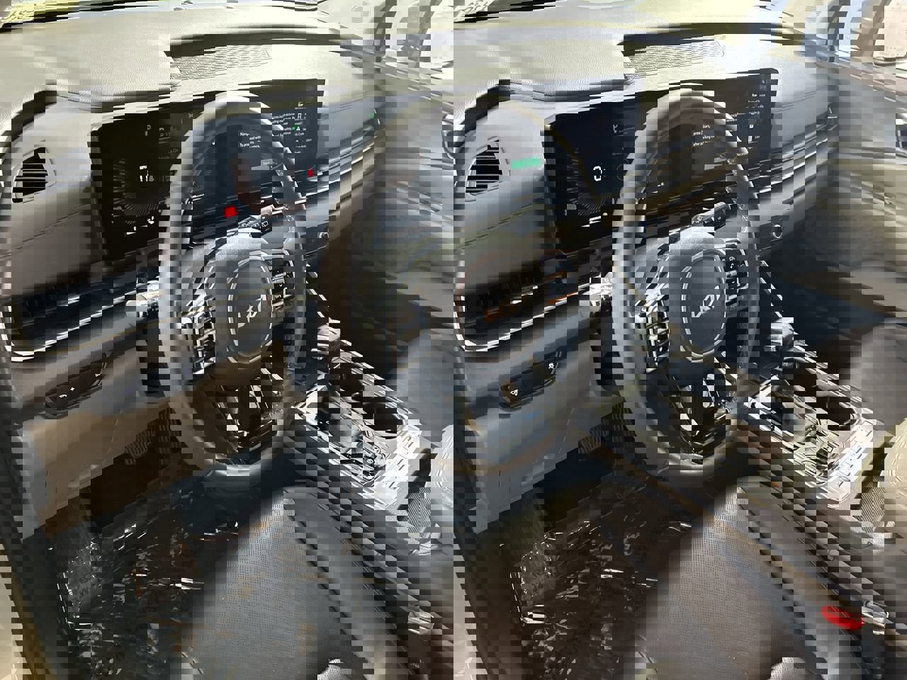 Used 2025 Kia Carnival EX image 11