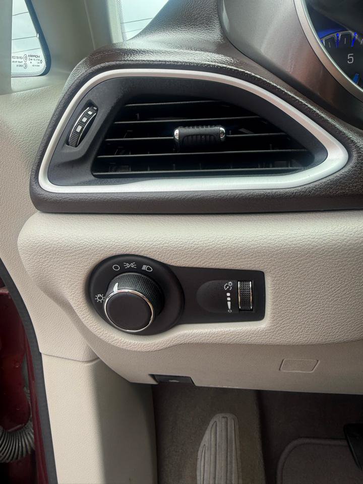 Used 2018 Chrysler Pacifica L FWD image 17
