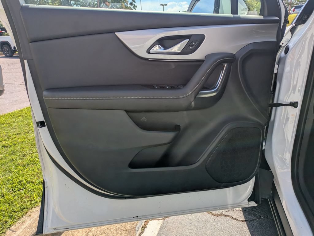 Used 2025 Chevrolet Blazer LT FWD image 11