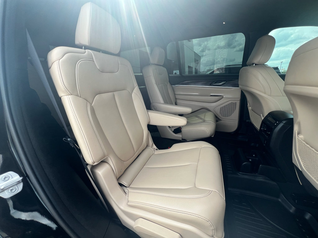 Used 2025 Jeep Grand Cherokee L Limited RWD image 18