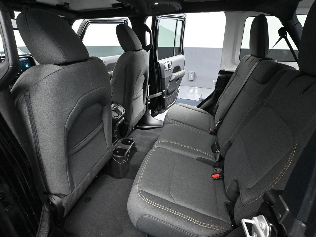 Used 2024 Jeep Wrangler Sahara image 35