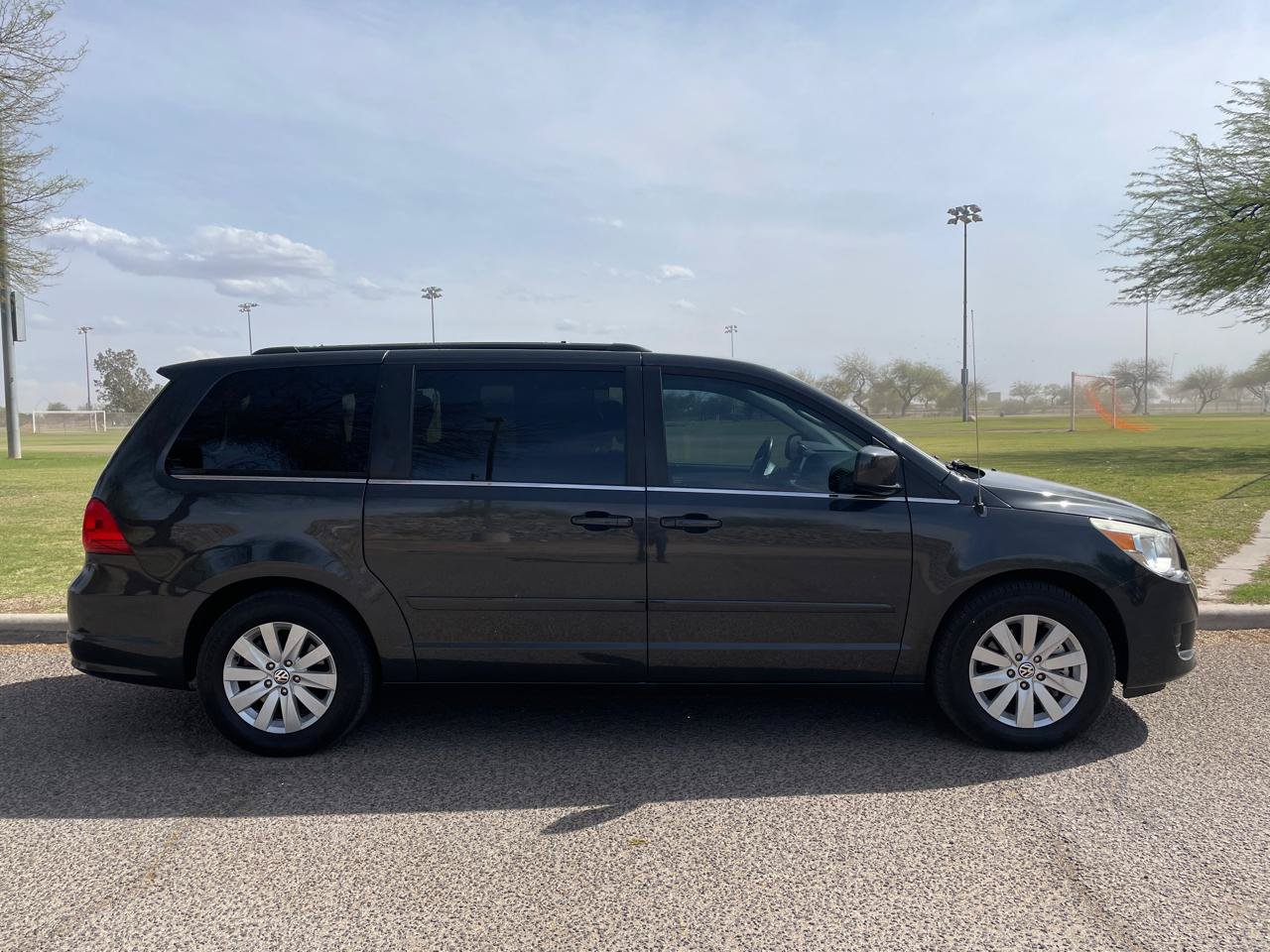 Used 2012 Volkswagen Routan SEL FWD image 6
