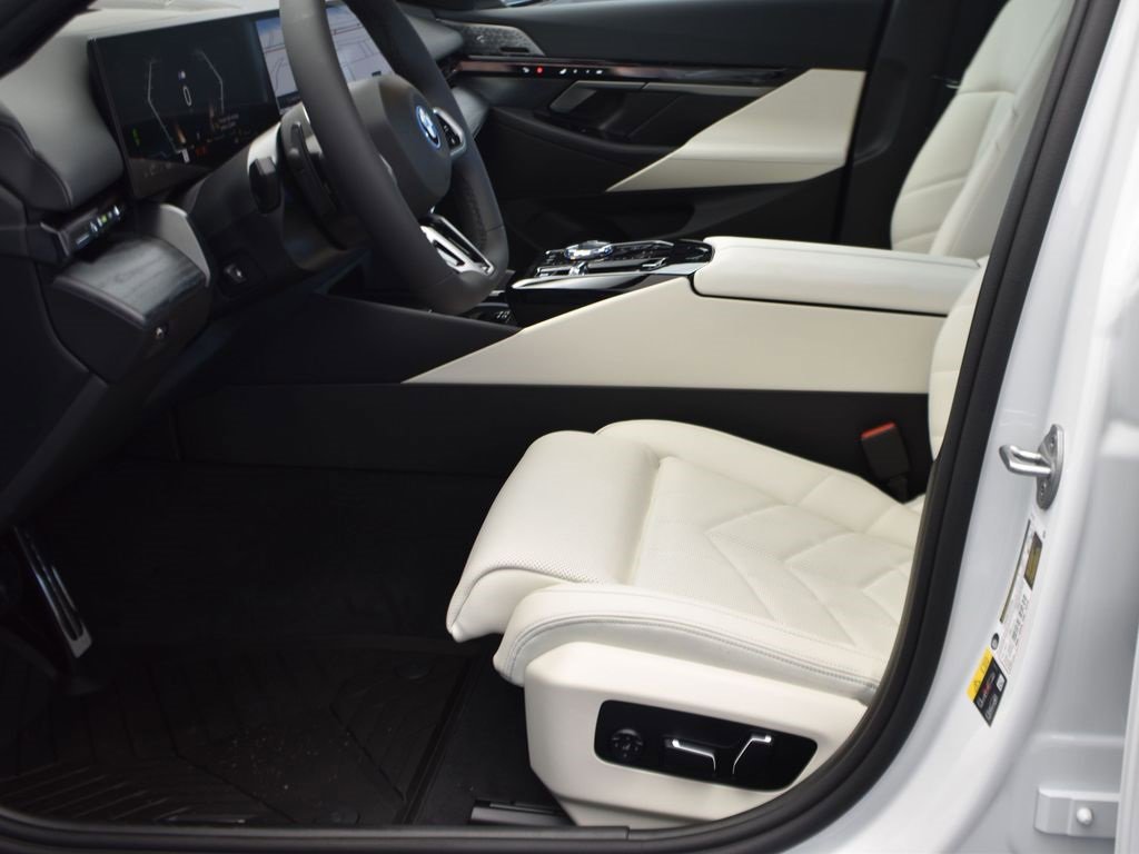 New 2026 BMW 550e xDrive w/ Executive Package image 12