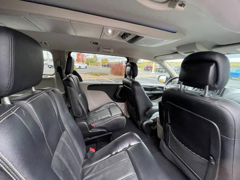Used 2016 Chrysler Town & Country Touring w/ Driver Convenience Group image 14
