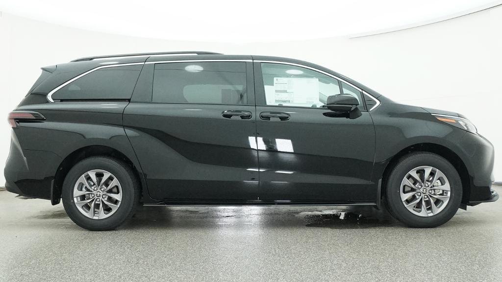 New 2026 Toyota Sienna LE FWD image 13