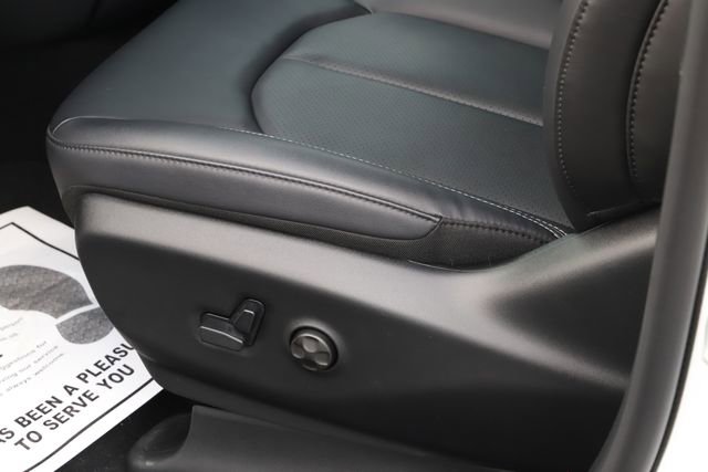 Used 2026 Chrysler Pacifica Select image 16