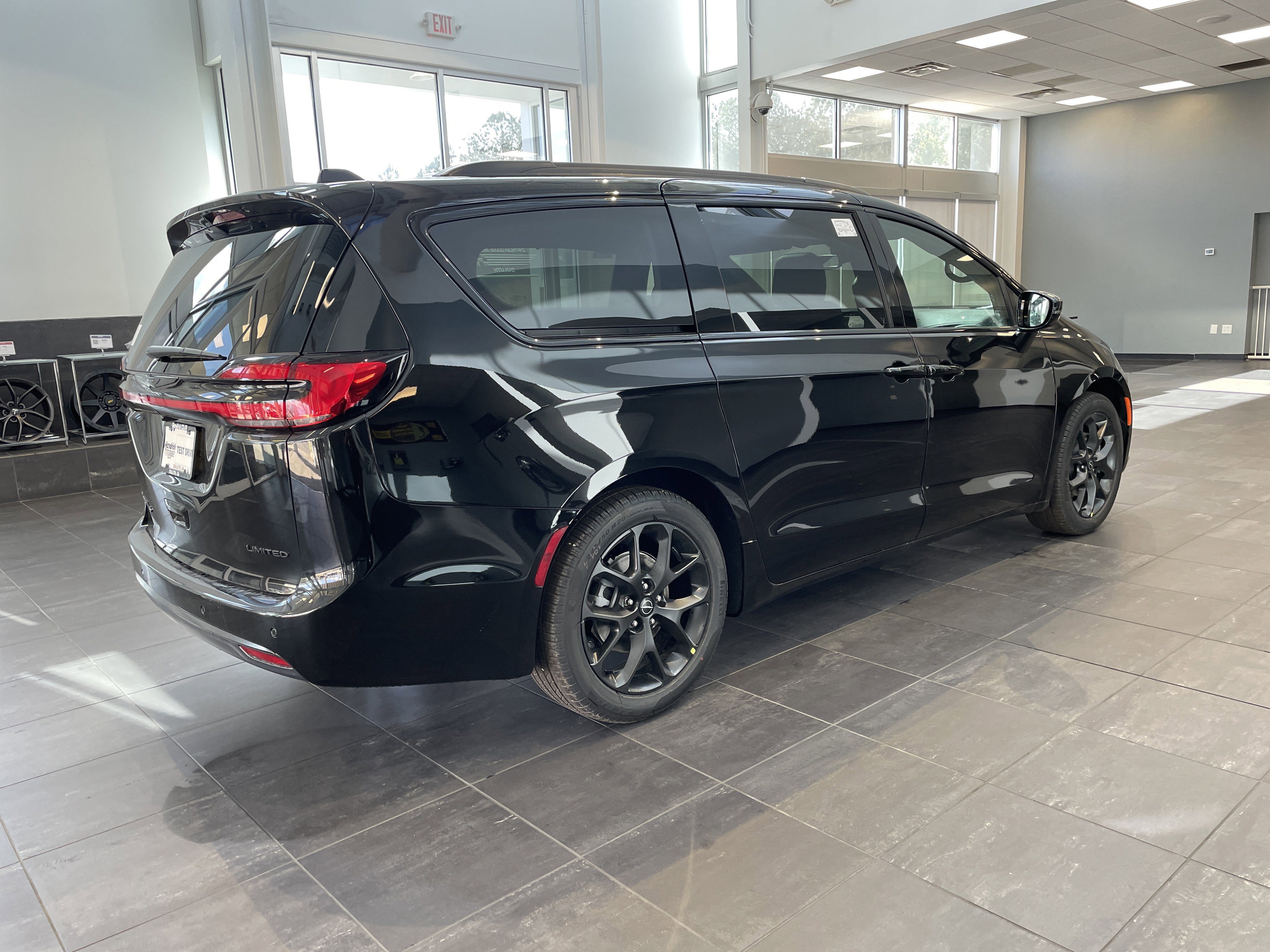 New 2026 Chrysler Pacifica Limited w/ Uconnect Theater Family Group FWD image 10