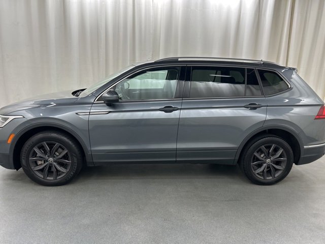 Used 2022 Volkswagen Tiguan SE w/ Panoramic Sunroof Package image 3