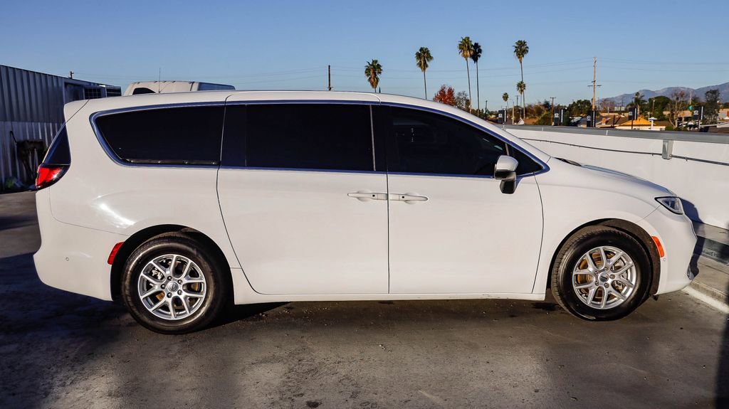 Certified 2023 Chrysler Pacifica Touring-L image 12