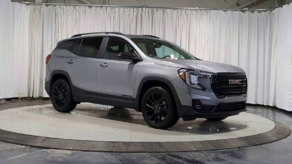 Used 2023 GMC Terrain SLE w/ Driver Convenience Package image 2