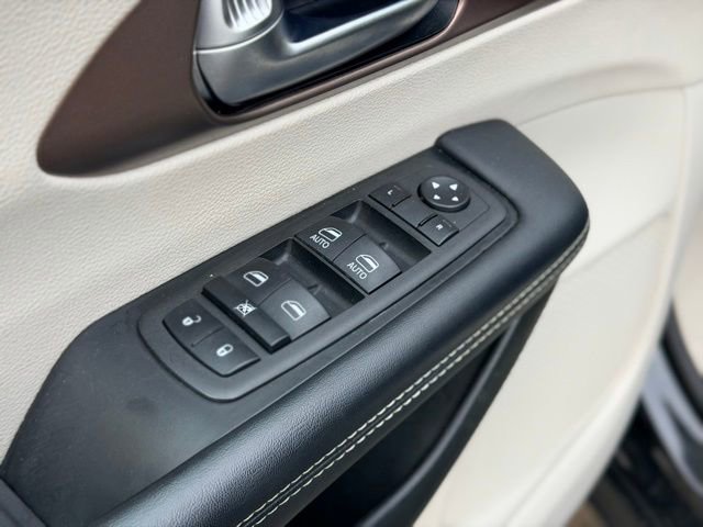 Used 2023 Chrysler Voyager LX image 20