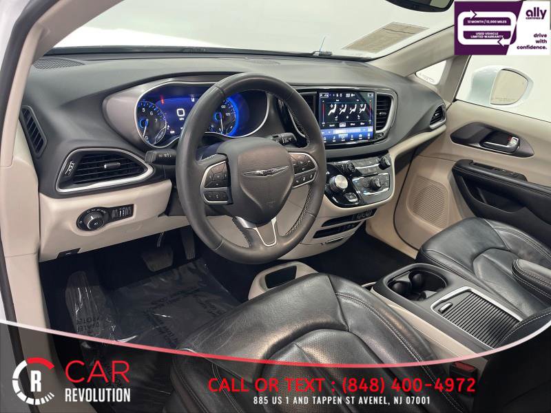 Used 2022 Chrysler Pacifica Touring-L image 14