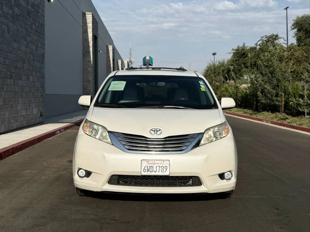 Used 2012 Toyota Sienna Limited w/ Premium Pkg FWD image 2